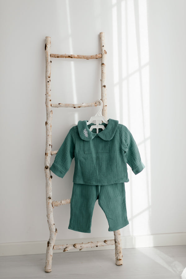 Set pentru Botez din muselina, verde,  brodat cu frunză guler