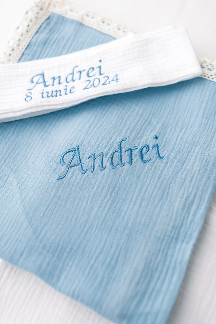 a blue fabric with the name "Andreyi" embroidered on it, along with the date "8 juni 2024".