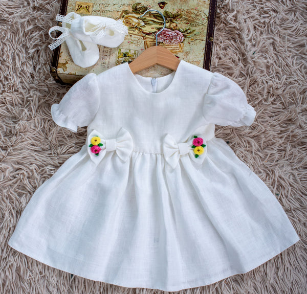 Rochie din in prespalat, cu broderie manuala pe fundite