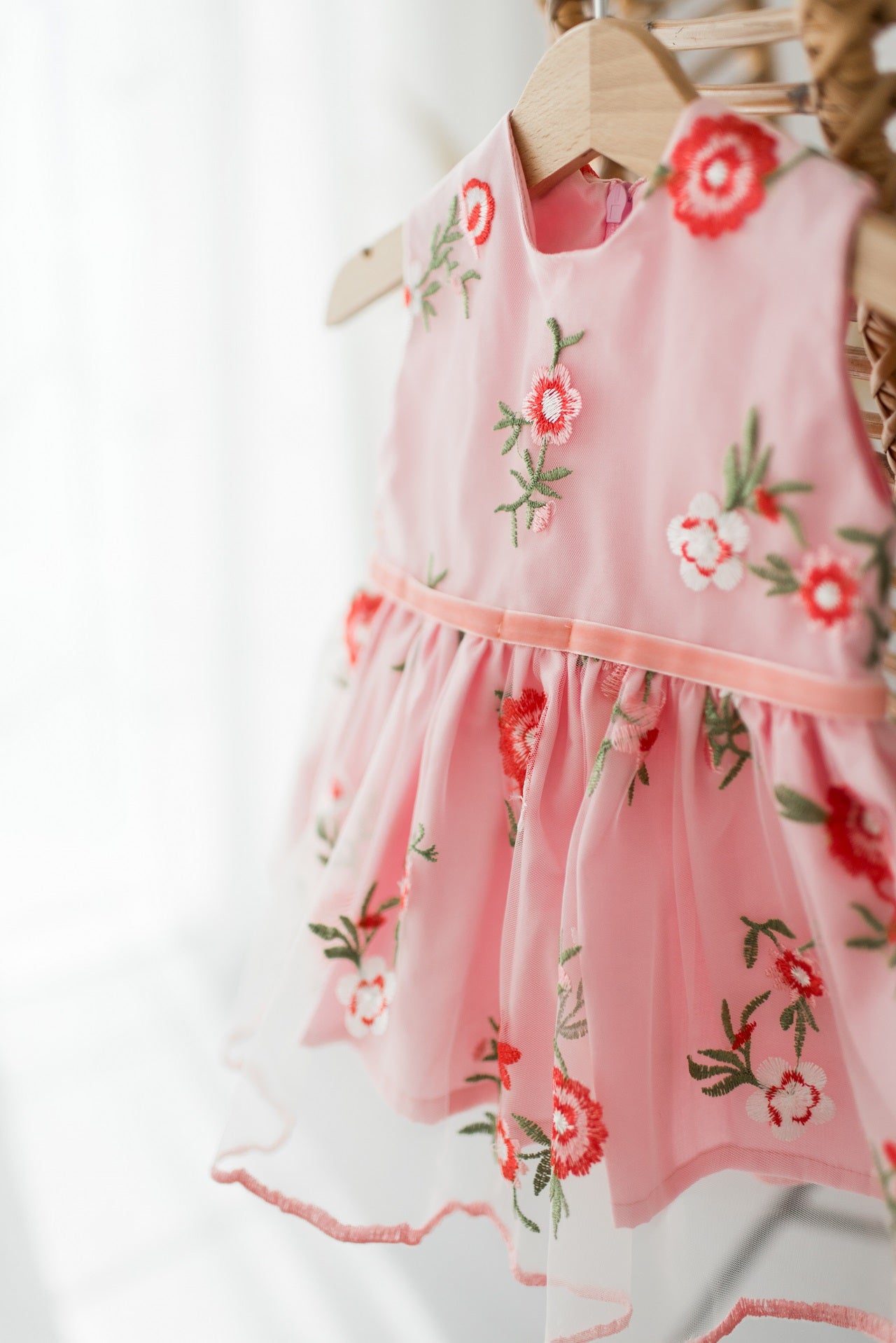 Rochie cu broderie, Rose