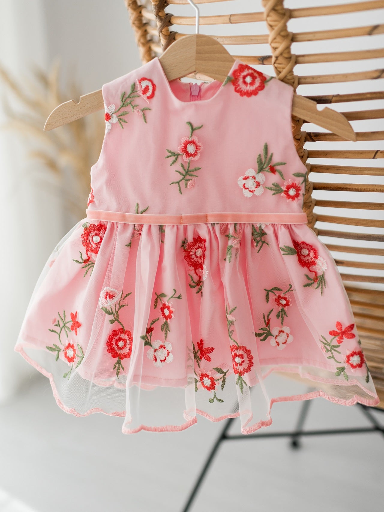 Rochie cu broderie, Rose