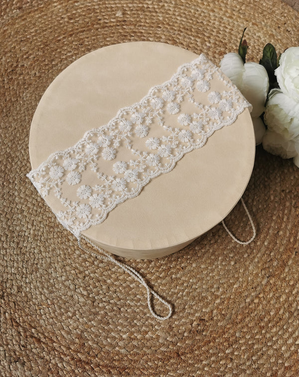 Cutie trusou pentru botez, cu dantela